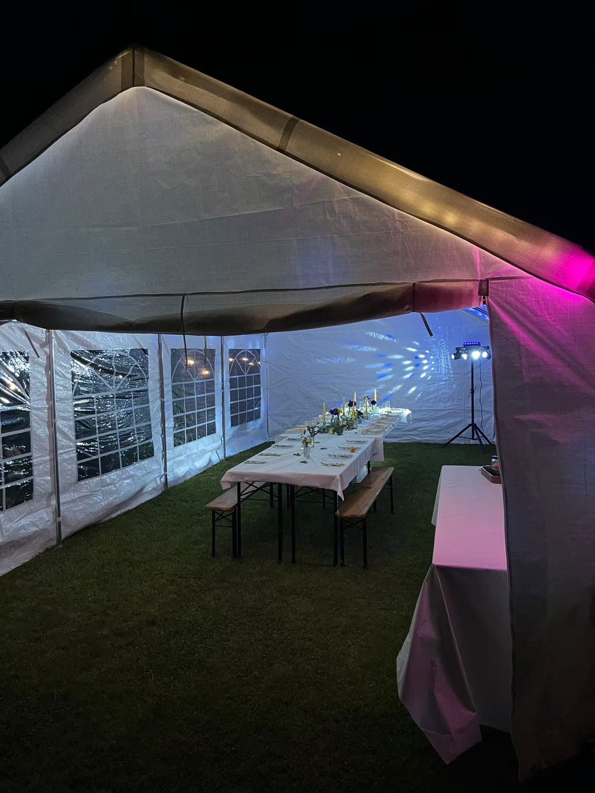 Zwei Stehtische mit weißen Hussen