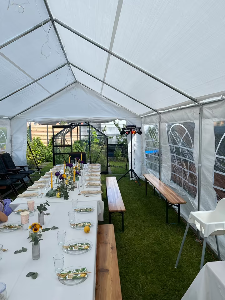 Stehtisch im Zelt vor Fensterfront