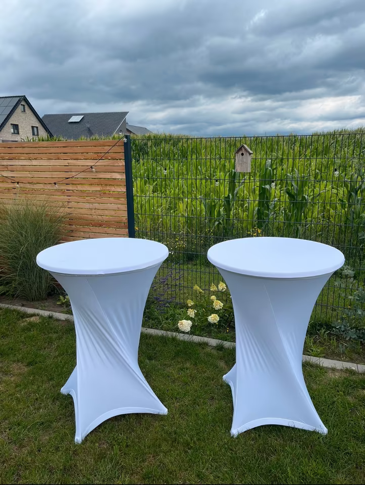 Beleuchtetes Zelt bei Nacht von außen